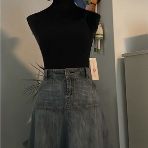Refuge midi denim high waisted skirt size 7. Paired with a body suit